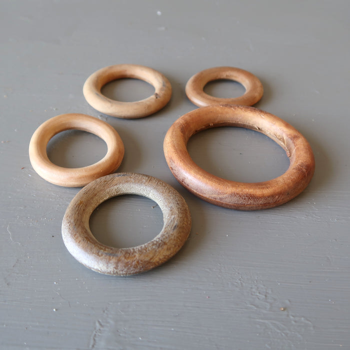 5 wooden ring stands