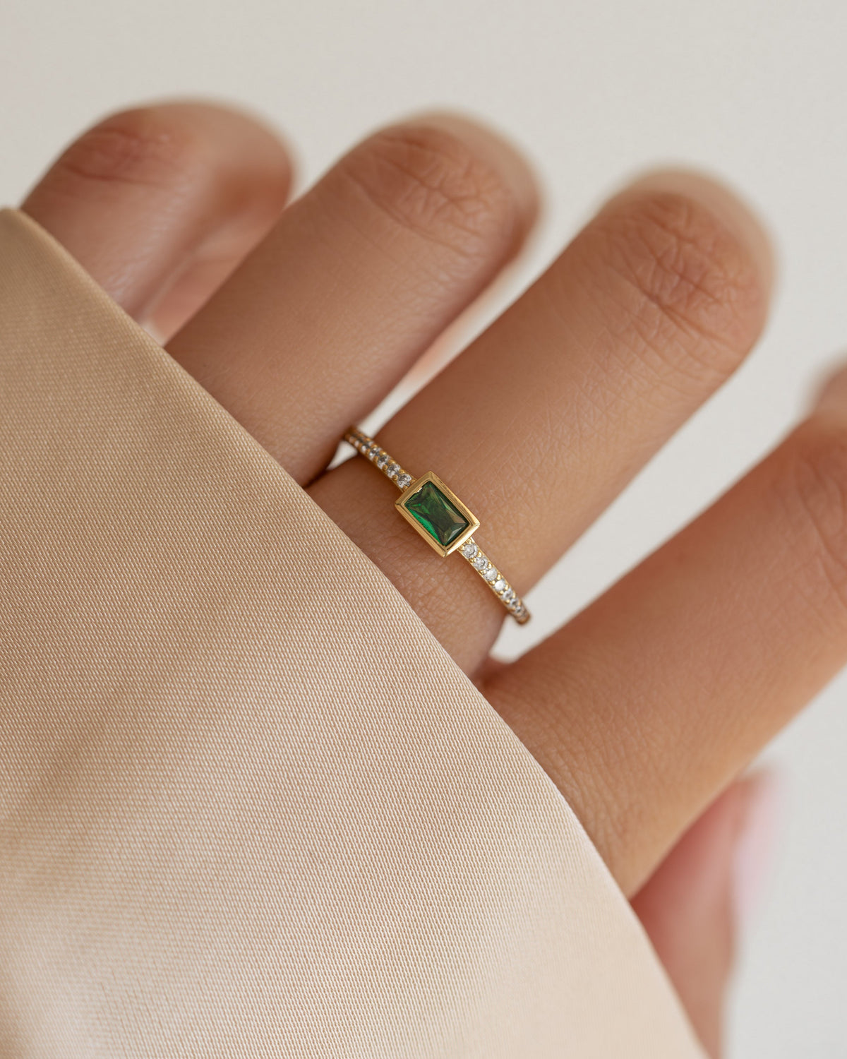 Emerald Baguette Ring w Pavé Band