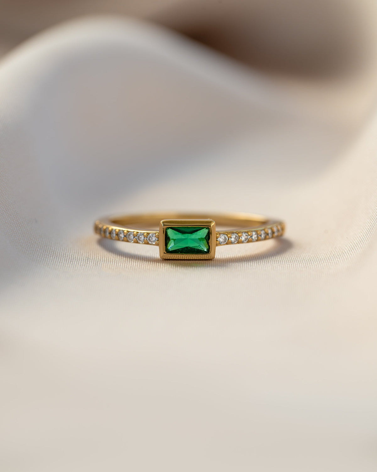Emerald Baguette Ring w Pavé Band