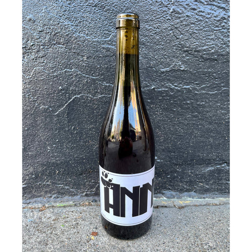 2022 rosato wine bottle with gold foil cap and 'HNN' label