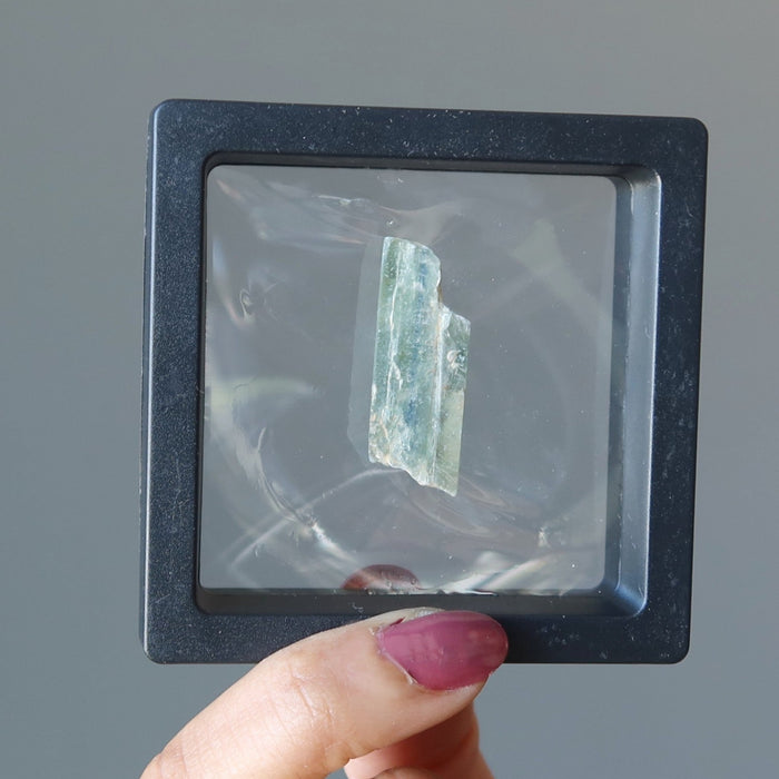 green kyanite in suspension